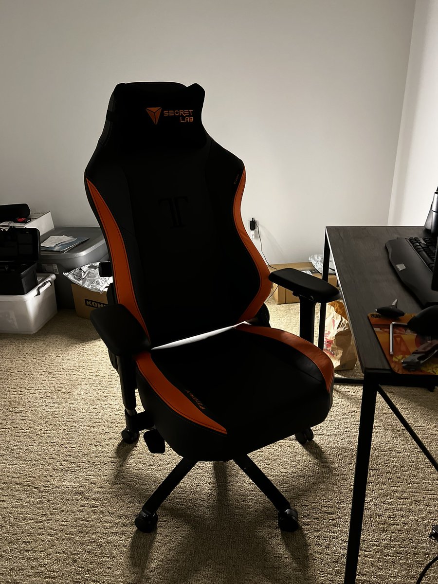 3kkoIogy's tweet photo. Gotta get the chair before anything else 😊 #secretlab https://t.co/N4ka2opqWI