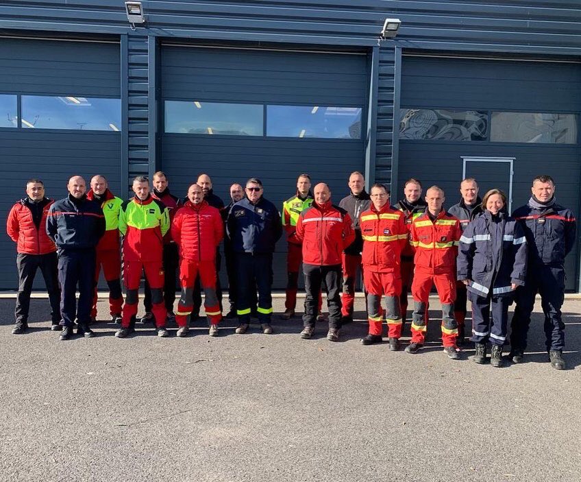SDIS51's tweet photo. 👏Félicitations au LTN N. RAGOT pr sa réussite au stage #CYN3, lui permettant de tenir l’emploi de conseiller technique cynotechnique🐕 1 formation organisée par l’@ECASCVALABRE à Leucate ds l’Aude, a réuni pr la 1ère X des MSP conjointes avec le stage de #SDE3 👨‍🚒👩‍🚒🚨 https://t.co/YjNisOp1T6