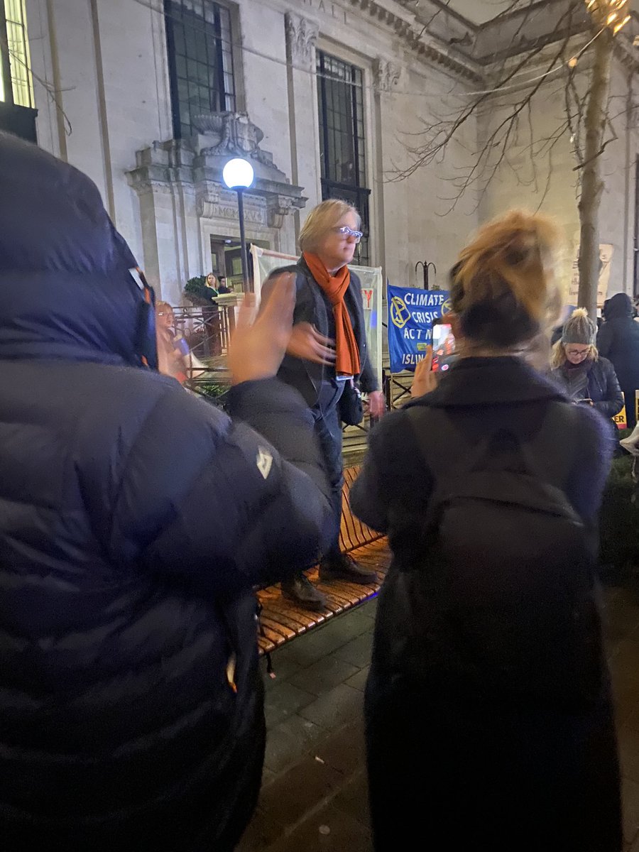 veetmaya's tweet photo. @CarolineRussell @londonAssembly and the treachery of amending her motion to #PauseAndReview based on mountains of evidence as to why #EdmontonIncinerator is a disaster. @thegrenparty @islington #Islington https://t.co/e0gZlxOXij