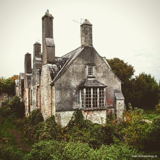 irarchaeology's tweet photo. This late 16th century house in Youghal, Co Cork was once home to Sir Walter Raleigh. It is believed to be one of the the earliest, unfortified, continuously occupied houses in Ireland. https://t.co/A2uHaDkGgc