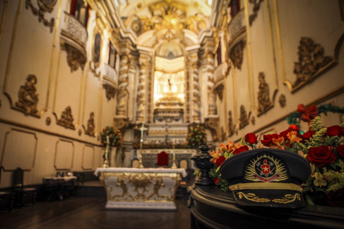 cbmerjoficial's tweet photo. Hoje foi dia de cerimônia religiosa em homenagem ao patrono da nossa corporação. Na Igreja do Carmo aconteceu, também, a bênção das espadas dos aspirantes.
📸 Ricardo Cassiano
#IgrejaDoCarmoRJ
#BombeirosRJ
#CerimôniaReligiosa
#ABMDPII https://t.co/oBWSHS8liX