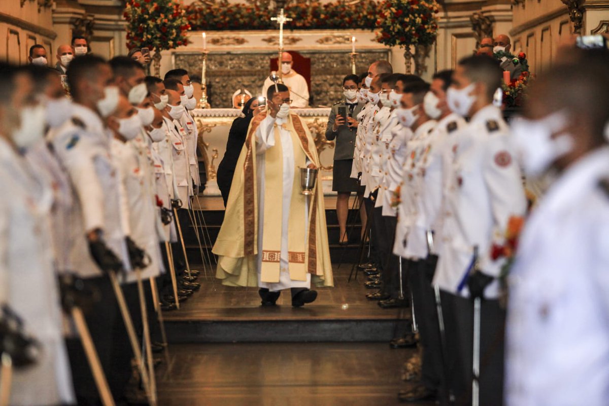 cbmerjoficial's tweet photo. Hoje foi dia de cerimônia religiosa em homenagem ao patrono da nossa corporação. Na Igreja do Carmo aconteceu, também, a bênção das espadas dos aspirantes.
📸 Ricardo Cassiano
#IgrejaDoCarmoRJ
#BombeirosRJ
#CerimôniaReligiosa
#ABMDPII https://t.co/oBWSHS8liX