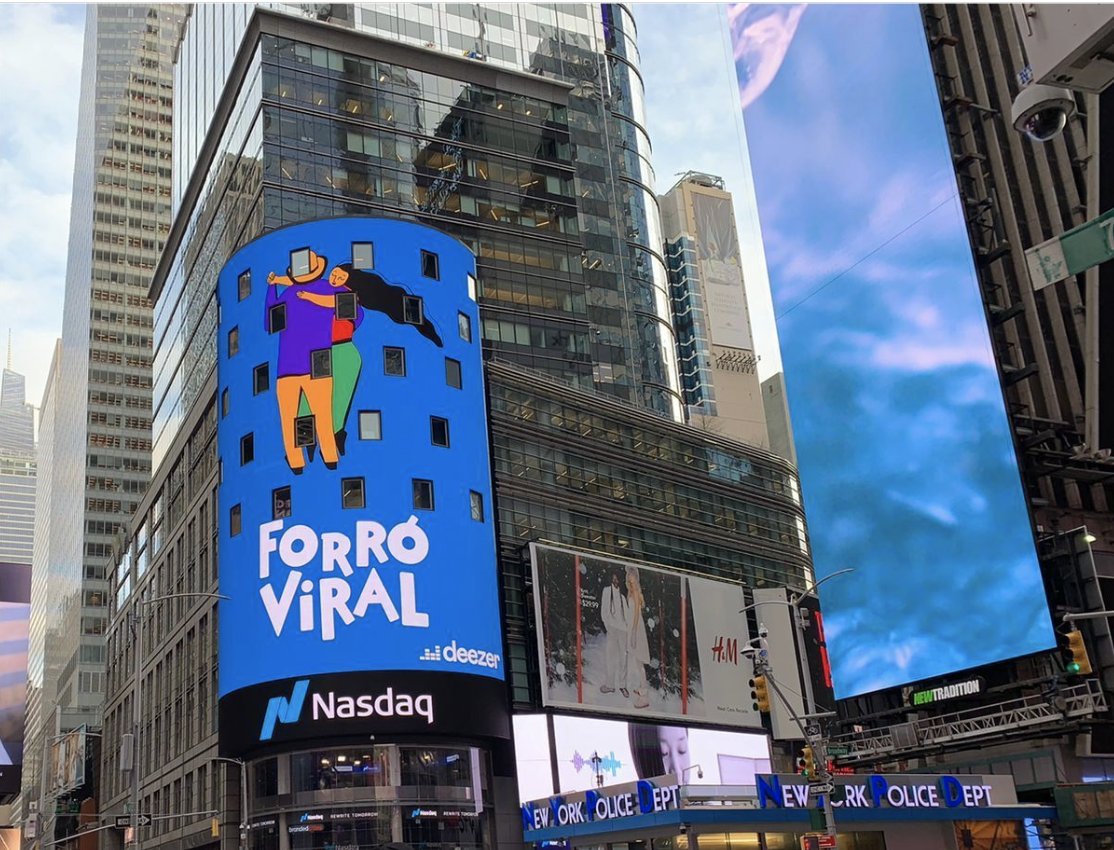 O nosso #ForróViral tá fazendo TANTO sucesso que foi parar até na #TimesSquare. E eu tô muito bem acompanhada nessa, viu? 🪗✨ <a href="/joaogomescantor/">Adriana</a>, #tarcisiodoacordeon, <a href="/VFcantor/">Vitor Fernandes</a>, @japinhaconde, <a href="/zevaqueiro/">Zé Vaqueiro</a>, <a href="/MariFernandezMF/">Mari Fernandez</a>, #nattan #matheusfernandes_mf, <a href="/raisaiarodada/">Raí Saia Rodada</a>, <a href="/EricLand/">Eric Land</a>✈️