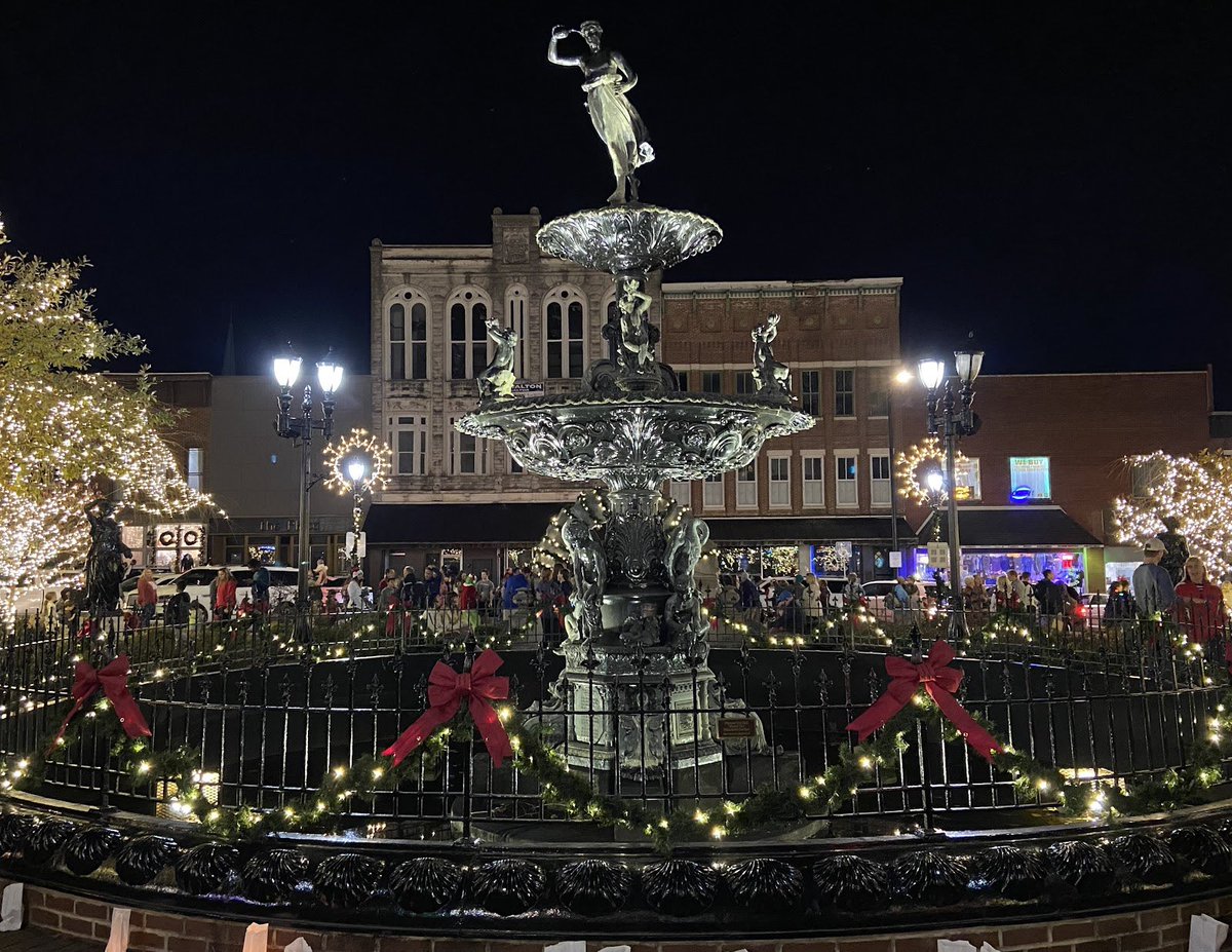 BGPurpleGem's tweet photo. Many of you will come home for the holidays, but what should you do?

Brenner featured some of the best holidays traditions Bowling Green has to offer. (Page3)

⬇️Check it out!⬇️

https://t.co/hMRR4bsn7t https://t.co/H2vorf2FGM