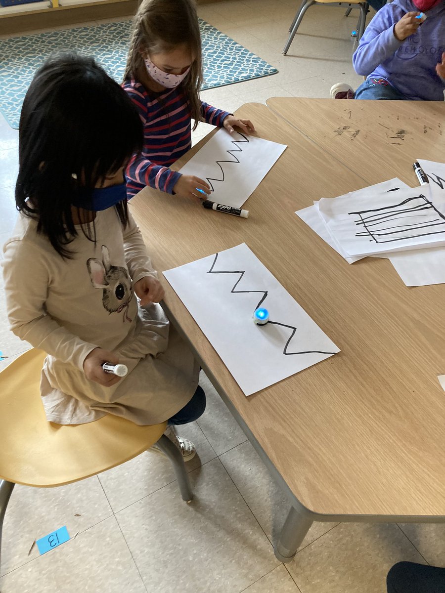 Innovation_APS's tweet photo. Today these kindergarteners taught their @Ozobot how to count in order from 1 to 10. #APScodes #APSisAwesome @Ed_TechK12 @MrsPeters_APS @APS_STEM @APSVirginia @TechAPS https://t.co/74pS8hwsmF