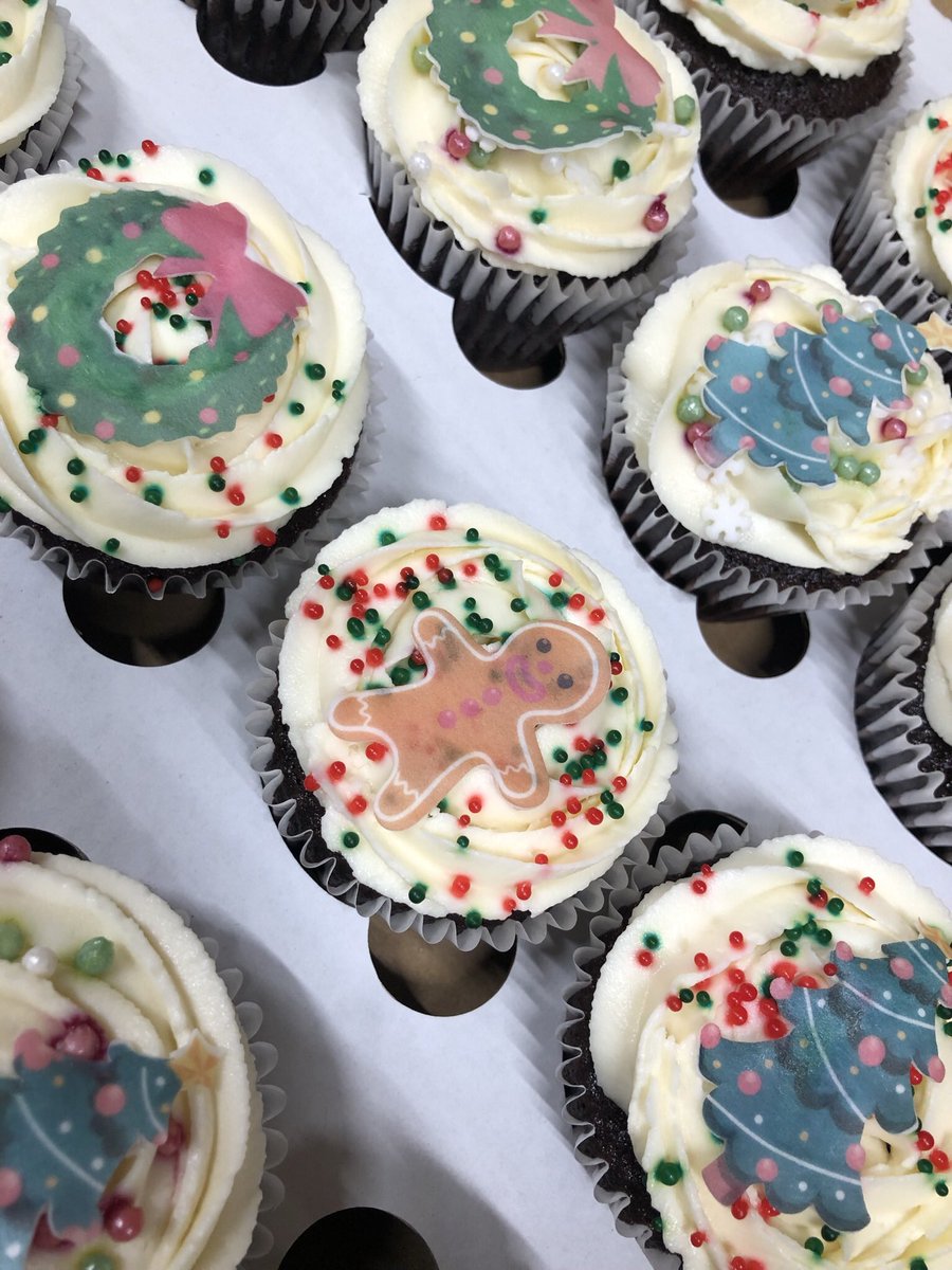 ZCSocialMedia's tweet photo. What a fabulous Christmassy day with some great members of the ZC Social Media Growth Academy! 

Thank you @AngusFraserMktg for the amazing cheese and biscuits 🧀 

Thank you @biskilicious for the yummy chocolate cupcakes.
It’s been a great day! 

#ZCTeam great work! https://t.co/hDNCm4fRcz