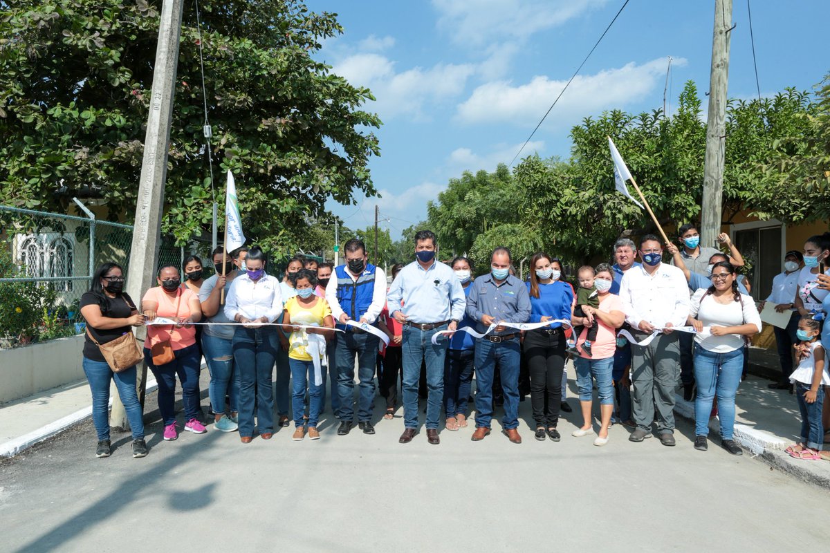 fgcabezadevaca's tweet photo. En #GómezFarías, acompañado por el alcalde @FrankYussef, inauguramos la pavimentación de la calle 20 de octubre, visitamos un comedor de bienestar comunitario que se mantuvo activo durante la pandemia y entregamos dotaciones de Omega-3. 
#CabezaContigo
#TamCrece https://t.co/qxzkne8mET