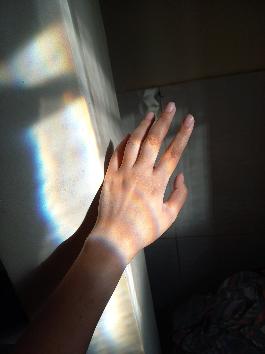 mgaIves's tweet photo. A luz que tá dando no meu quarto 😯 https://t.co/IO60SM7FT6