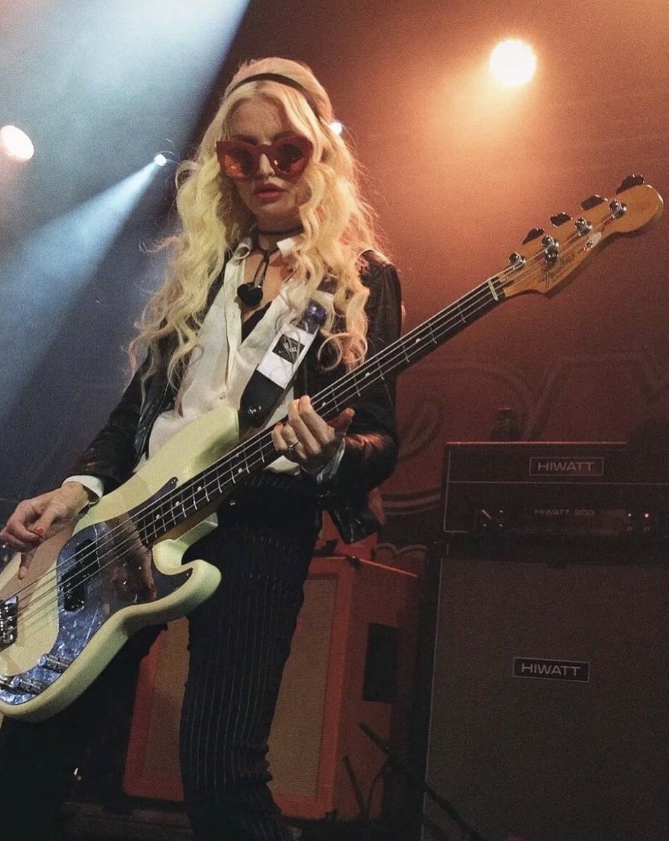 thejennievee's tweet photo. special thanks to @HiwattOfficial for my amazing rig on the @EODMofficial UK 2021 tour!! https://t.co/wGCaNTyG7A