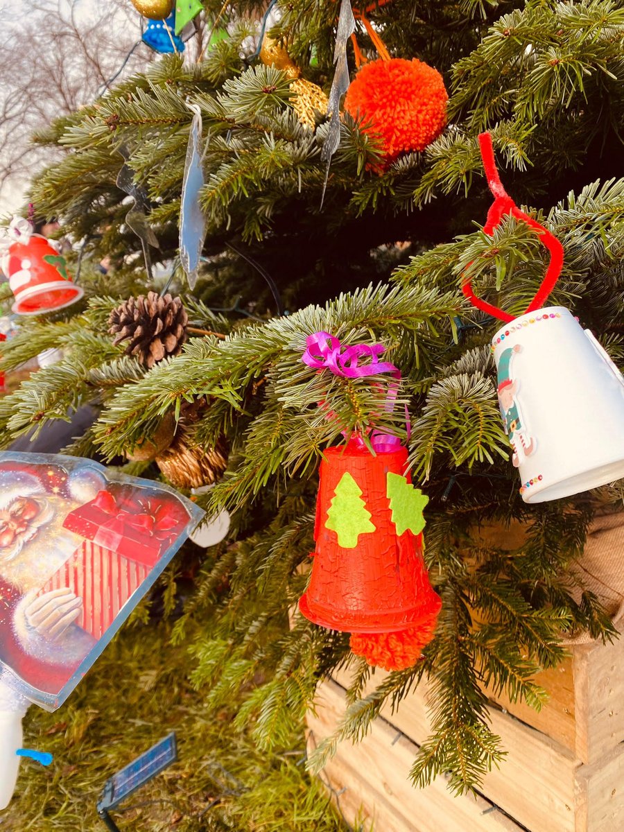 HeyVolunteering's tweet photo. Check out these fabulous handmade Xmas tree decorations and winter bird feeders! 🎄🐦

All lovingly crafted by Gipsyville residents and #HEYVolunteers, in creative workshops by @andytpea1, at @GipsyvilleLibr1 
🥰💙
Thanks to @AbsCultured for donating the tree. 🎄 https://t.co/aS7uY1YwMo