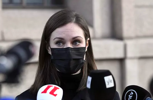 javisanchezglez's tweet photo. Sanna Marin, primera ministra de Finlandia, pide disculpas tras ser pillada en una discoteca a las 4 de la mañana cuando debía estar guardando cuarentena por ser contacto de un positivo por Covid (su ministro de exteriores).

Dijo que dejó el teléfono en casa y no se enteró. https://t.co/fnIbMtCUFl