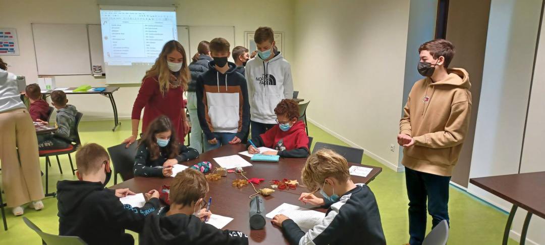 College54's tweet photo. @College54 on découvre l’allemand 🇧🇪 en 6ème grâce aux élèves de 3ème qui animent des activités spécialement conçues pour l’occasion ! #lespairsparlespairs qui réjouit toutes les mines ou #chercherleprof 😁        En 2022, ma LV2, c’est mon choix! https://t.co/TyjnFwX55E