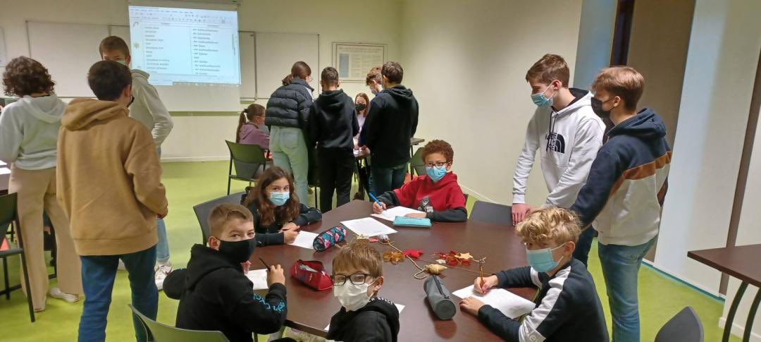 College54's tweet photo. @College54 on découvre l’allemand 🇧🇪 en 6ème grâce aux élèves de 3ème qui animent des activités spécialement conçues pour l’occasion ! #lespairsparlespairs qui réjouit toutes les mines ou #chercherleprof 😁        En 2022, ma LV2, c’est mon choix! https://t.co/TyjnFwX55E