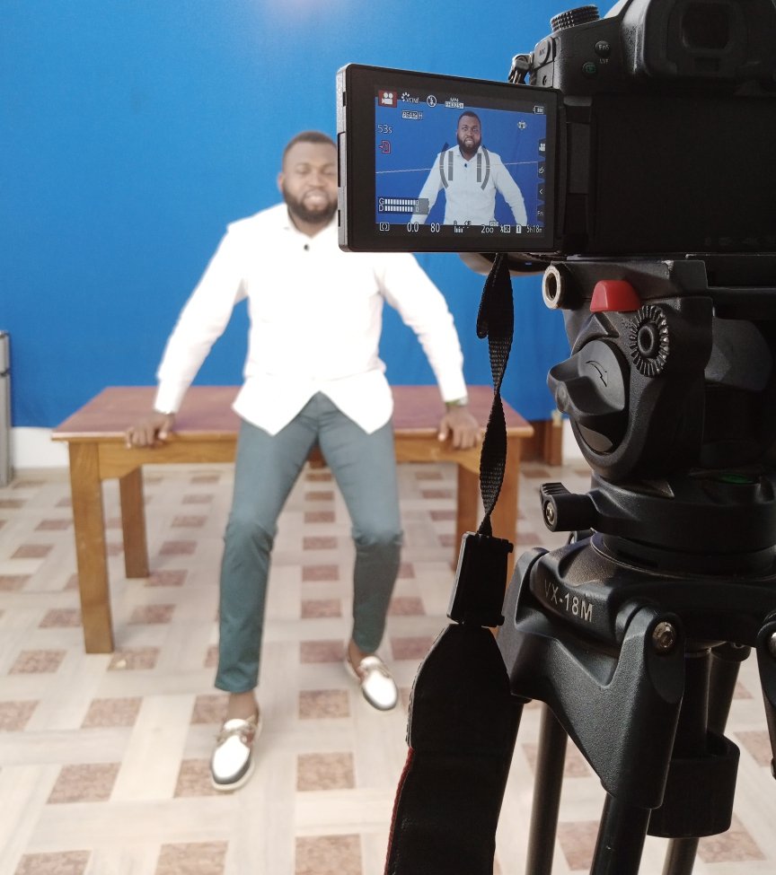 DigaMathieu's tweet image. Bientôt sur la chaîne Youtube 🎞️🎙️ d&apos; @ActivSpaces, les enregistrements spontanés de l&apos;équipe dans le studio 📽️🎞️ éphémère du #Pradec Douala 🎞️✂️🎥 youtube.com/channel/UCayqj…