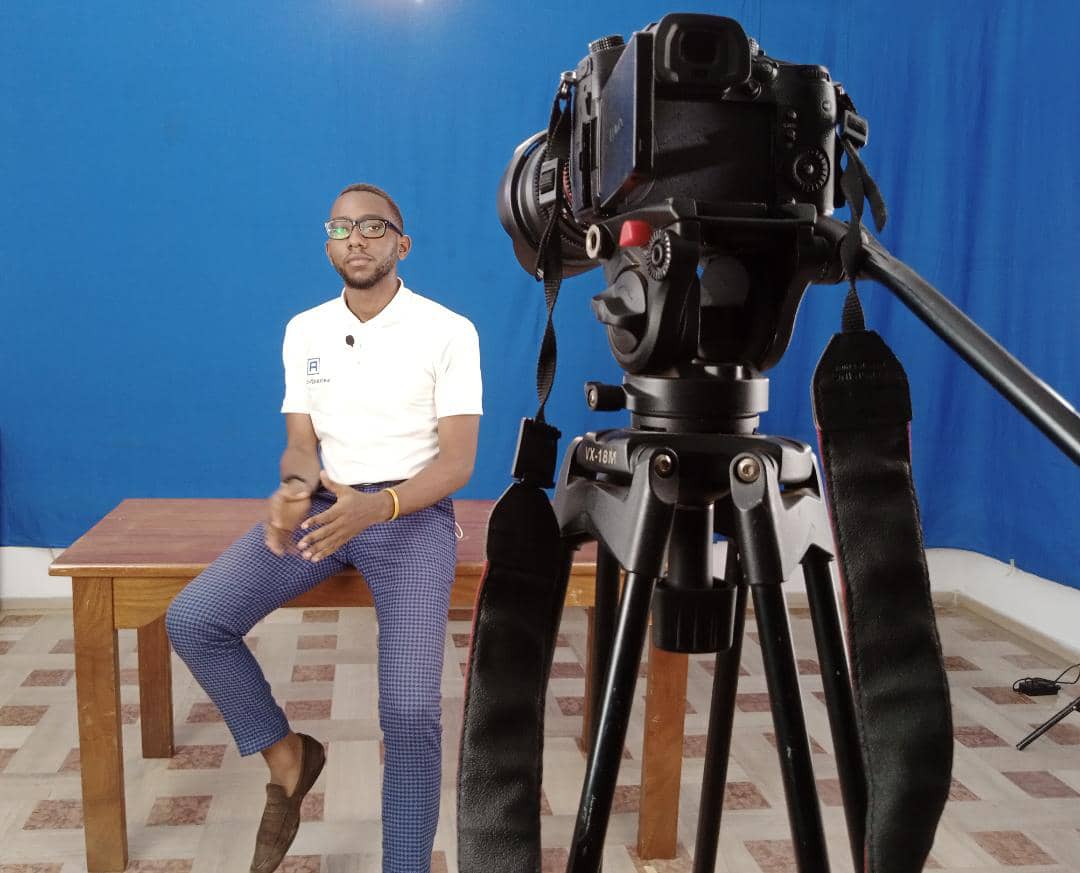 DigaMathieu's tweet image. Bientôt sur la chaîne Youtube 🎞️🎙️ d&apos; @ActivSpaces, les enregistrements spontanés de l&apos;équipe dans le studio 📽️🎞️ éphémère du #Pradec Douala 🎞️✂️🎥 youtube.com/channel/UCayqj…