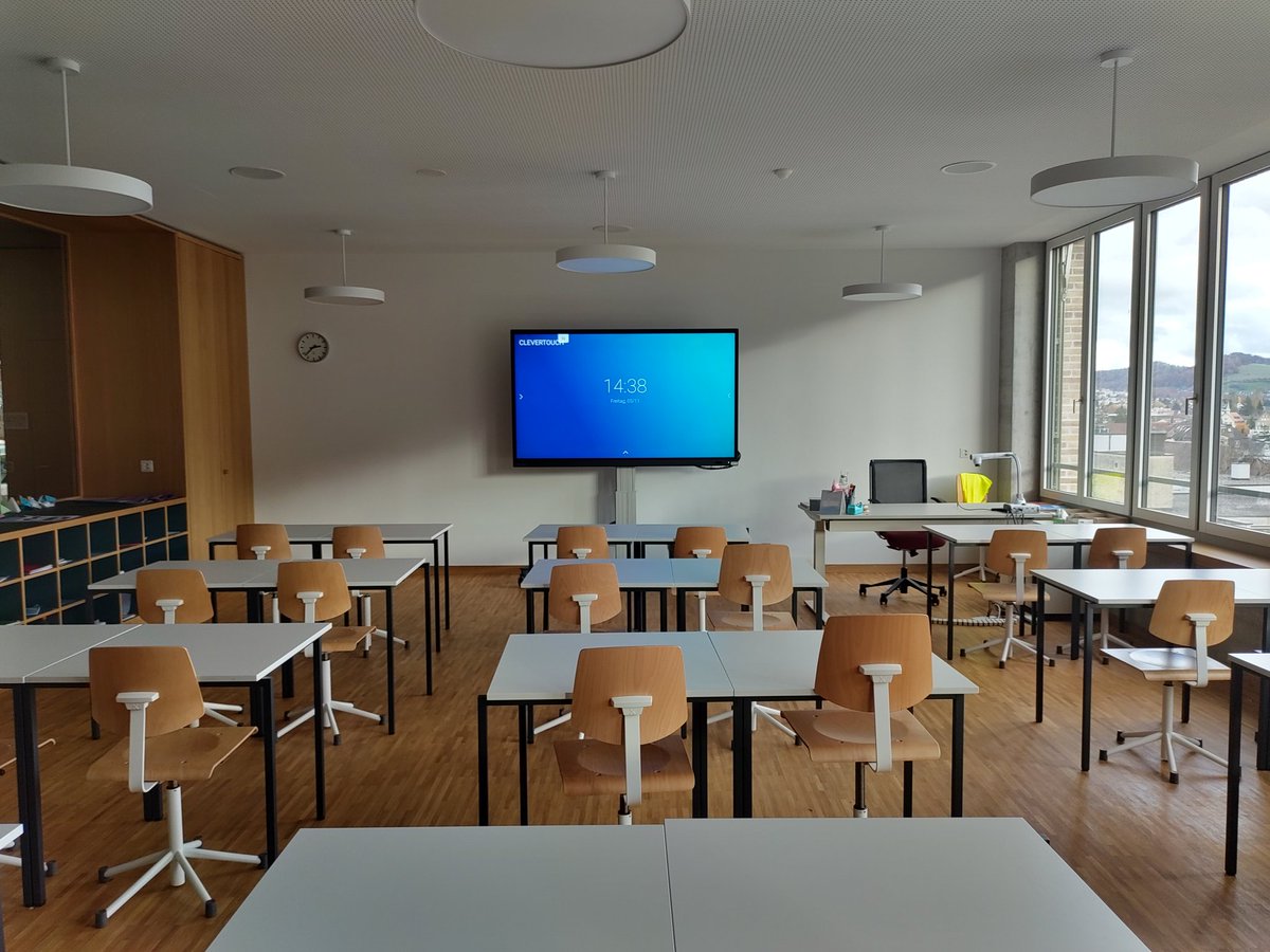 super_lehrer's tweet image. #clevertouch #interactivescreen #digitaleschule #picts #pictskollegium 
Ein digitaler Screen statt Wandtafel im Unterricht 🖥️ Schule bereitet sich auf die digitale Gesellschaft vor 👍🏻