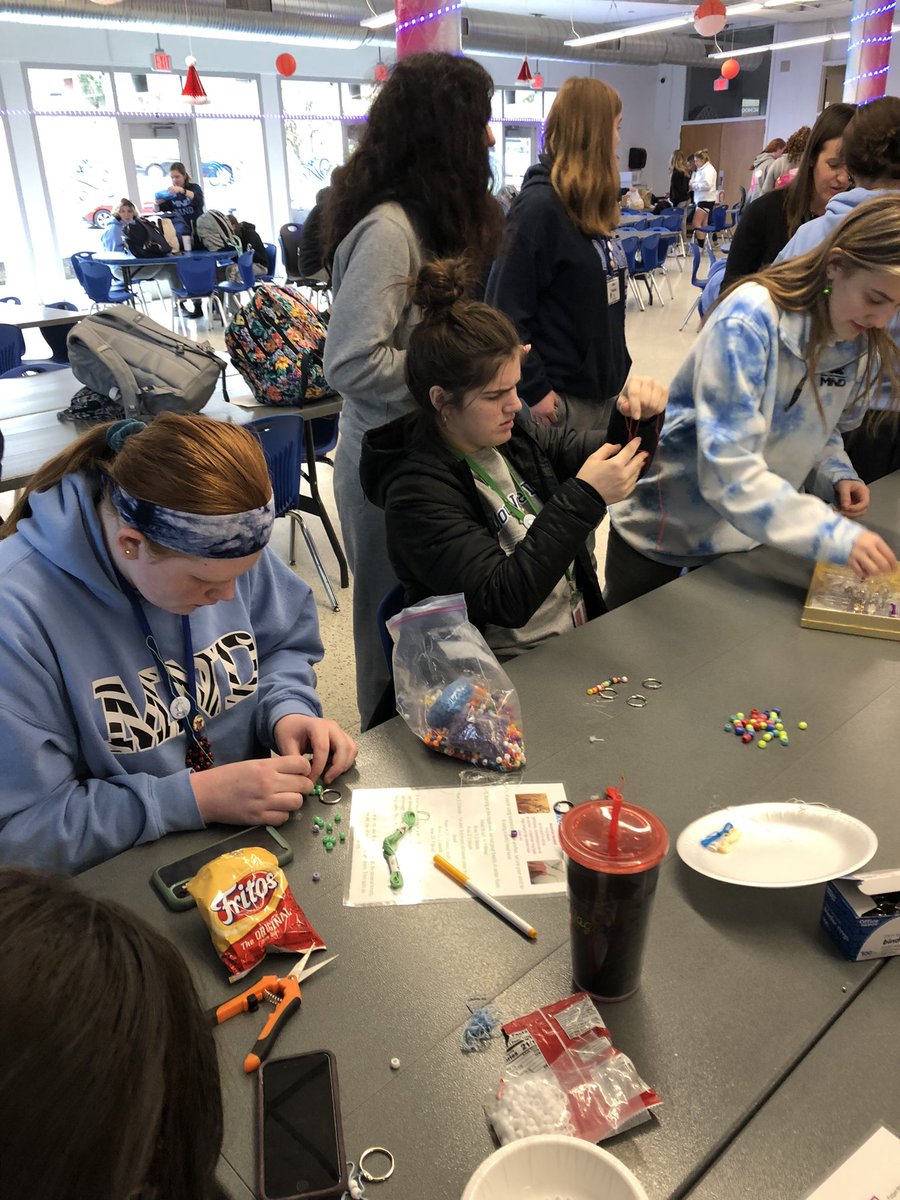 MNDCougars's tweet photo. MND students got the chance to decompress before exams next week by spending time with some special guests from Pet Partners of Greater Cincinnati and doing some creative stress busting activities! 💙 #MNDstrong #yougotthis 👍 https://t.co/m0jZQRDjo9
