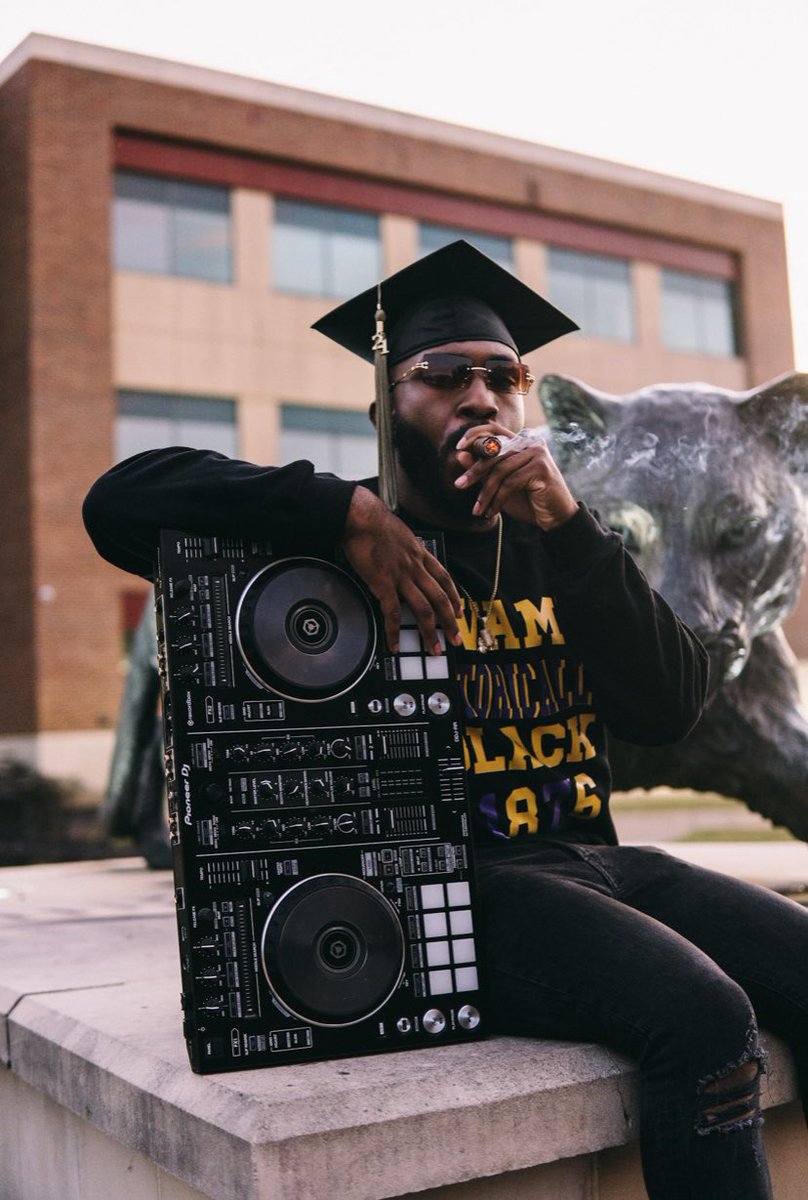 DjCed_'s tweet photo. “As long as I keep going up and keep working, my value is going to increase.📈👨🏾‍🎓💸” -Young Dolph 

2 days away from being a degreed black man @PVAMU💜💛
📸: @q_shotit 

B.S in Kinesiology w/ Health Minor

#PVGradSwag #DJsGraduate #HBCUGrad #gradszn 
#RIPDolph🐬🙏🏾 https://t.co/Qztw4s5JUD