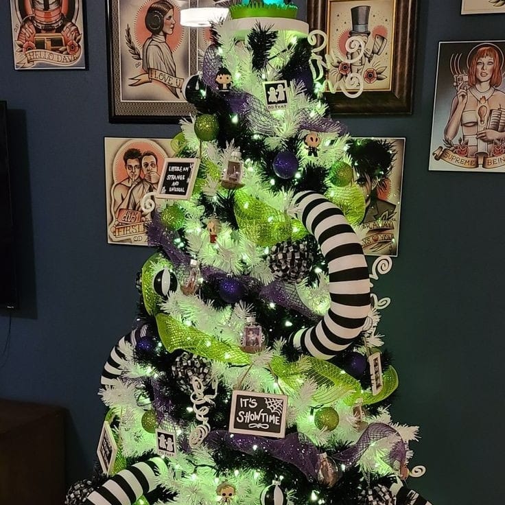 BeetlejuiceBway's tweet photo. Looks like @deadlykreepmas is getting into the whole being festive thing! 🖤 https://t.co/ptB3VSiMy0