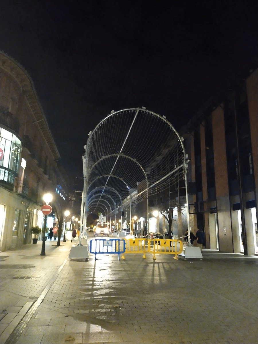 Jorgeggr_83's tweet photo. Han pasado 6 días desde la inauguración de las luces navideñas en Alcalá y así sigue la calle libreros. Ánimo ya queda menos para el 7 de enero y quitarlas. Vaya fracaso del gobierno del @AytoAlcalaH https://t.co/yENpU5L5n6