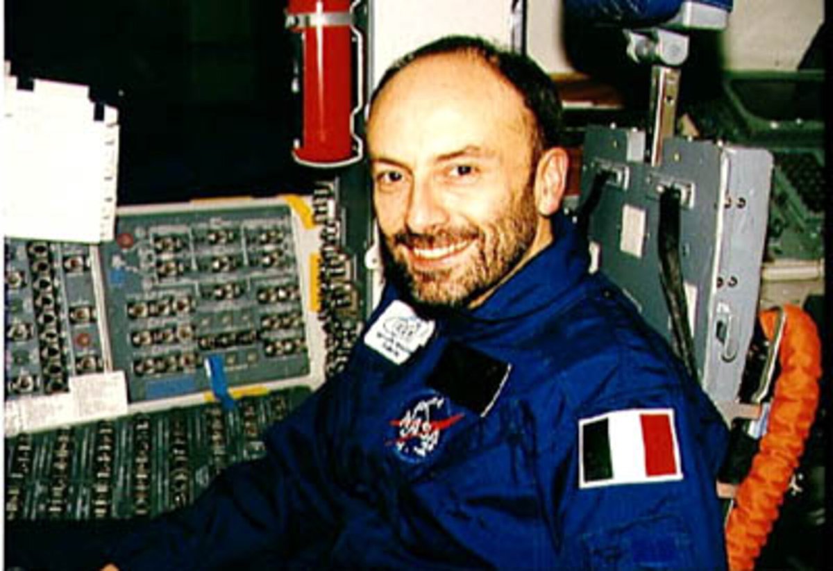 ASI_spazio's tweet photo. #FrancoMalerba è il primo italiano nello spazio. Selezionato nel 1991 da #Asi per l’esperimento italiano Tethered, il "satellite al guinzaglio", decolla nel 1992 con lo space shuttle Atlantis di @NASA 👨‍🚀🚀
#GiornataNazionaledelloSpazio #AstronautiItaliani 
https://t.co/hGUcW5VjZ6 https://t.co/KPPAbWDrrE