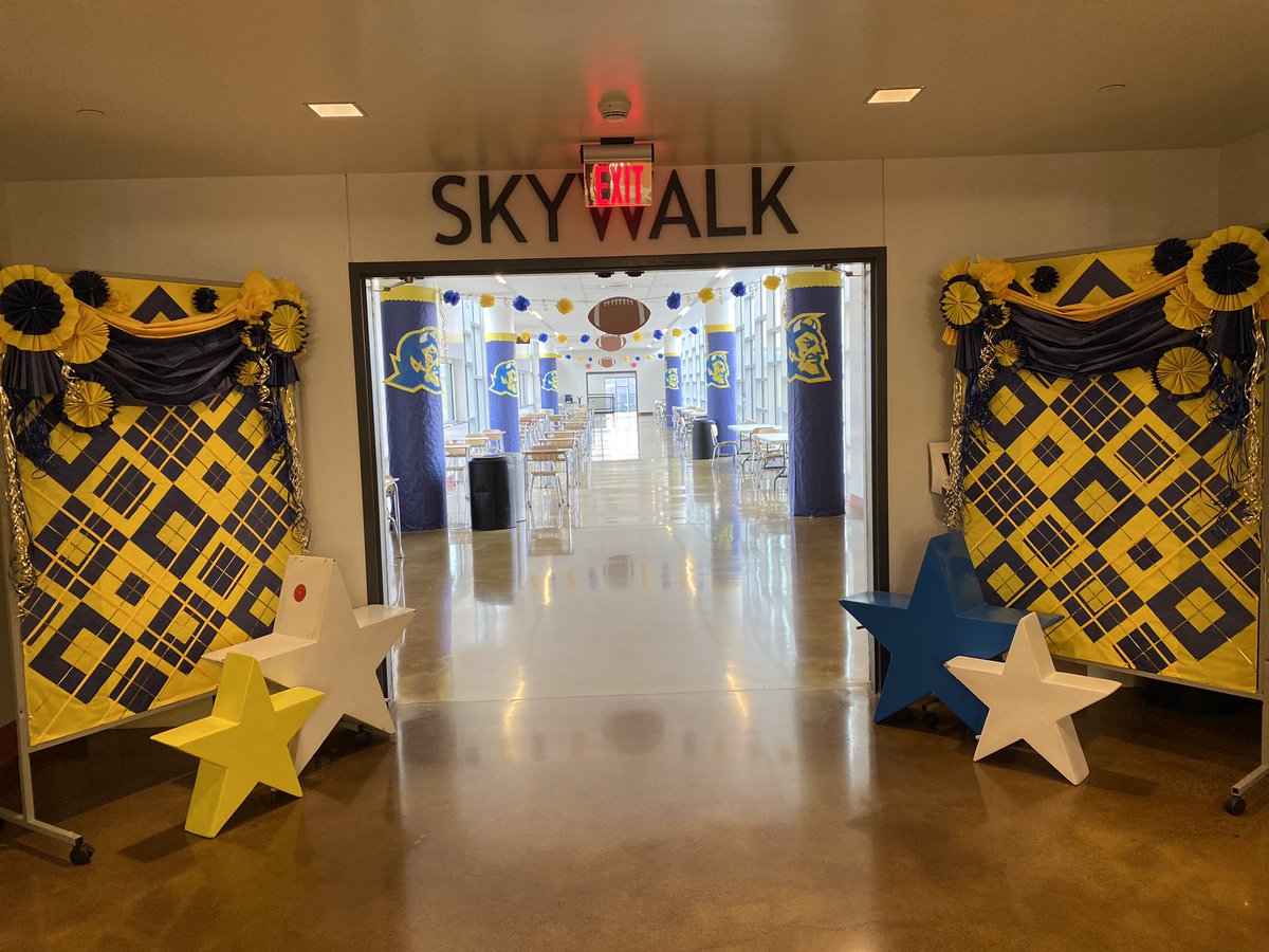 suzimerceinw's tweet photo. The high school is ready to send the team, cheerleaders and band off to Hershey! Great job Activities Office! @mtlebofootball #LeboProud https://t.co/ljT5mGSOd8