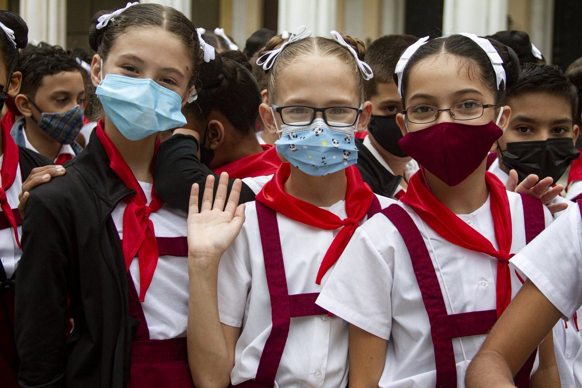 CNEArtCuba's tweet photo. En #Cuba, la educación es un derecho de todas las personas. El Gobierno garantiza servicios de educación gratuitos, asequibles y de calidad para la formación integral, desde la primera infancia hasta la enseñanza universitaria de postgrado.
#CubanosConDerechos #DDHHCuba https://t.co/wk5PRHQl7W