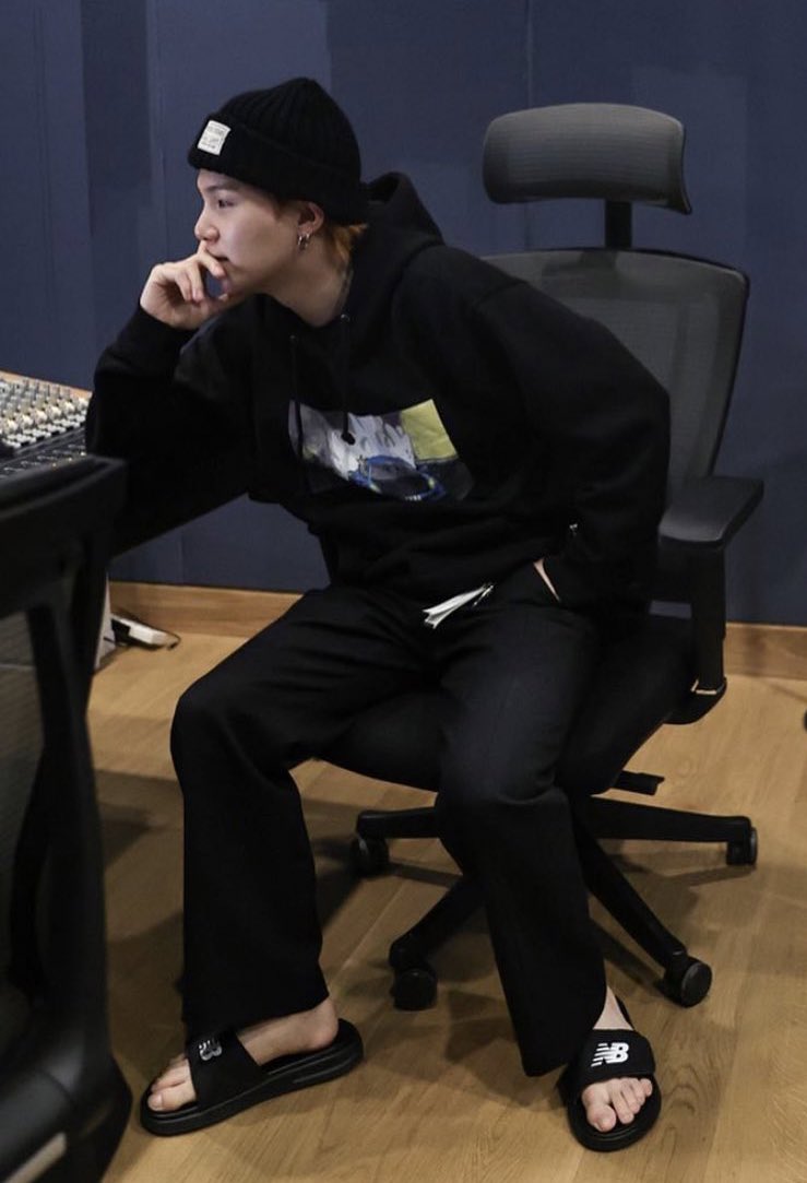 jae_so_OT7's tweet photo. Yoongi in a beanie, hoodie, and slides… my weakness 🥰🤤 #Yoongicore https://t.co/WawVKlMXzL