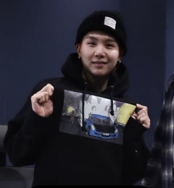 jae_so_OT7's tweet photo. Yoongi in a beanie, hoodie, and slides… my weakness 🥰🤤 #Yoongicore https://t.co/WawVKlMXzL