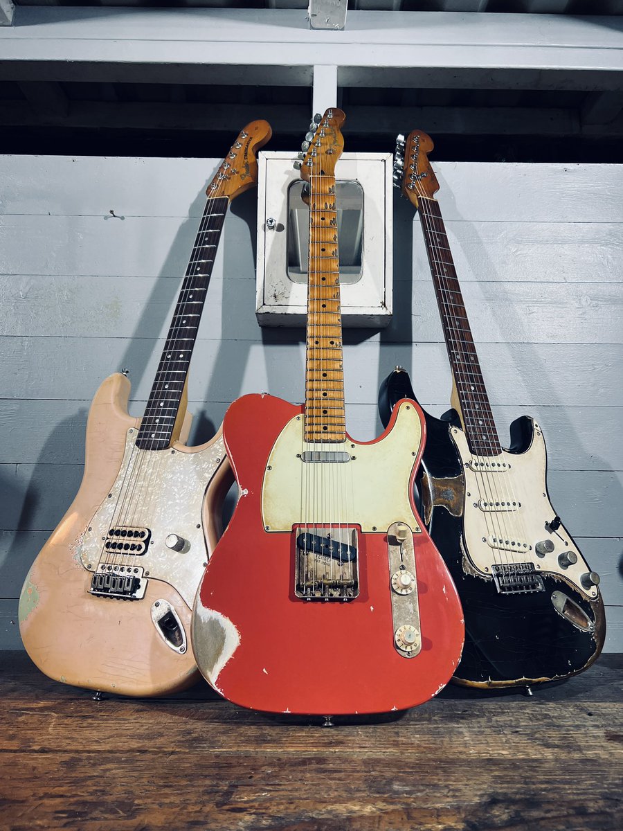 These 3 stunners have just made their way off the @Barringt0ne Relics work bench! Offers accepted via the link below with fast free international shipping in time for Christmas! 👉🏻 tinyurl.com/BarringtoneRel… 👈🏻 #FenderTelecaster #FenderStratocaster #BarringtoneRelics