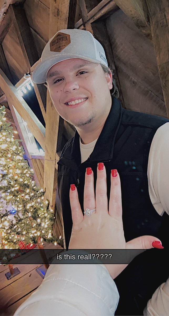 b_williams97's tweet photo. A whole FÍANCE!!!!!!🥰💍 https://t.co/YJH6mRferX