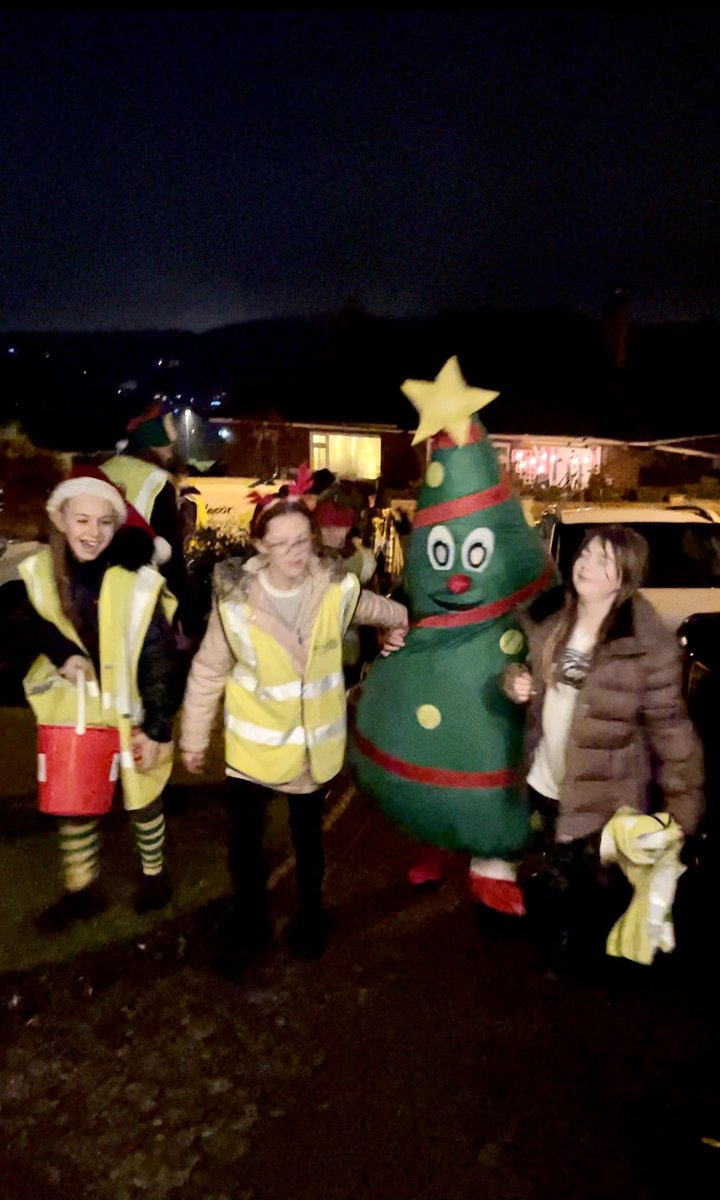 NikkiEHDawson's tweet image. Oh what a night! #santafloat @CheshamRotary @WatersidePA