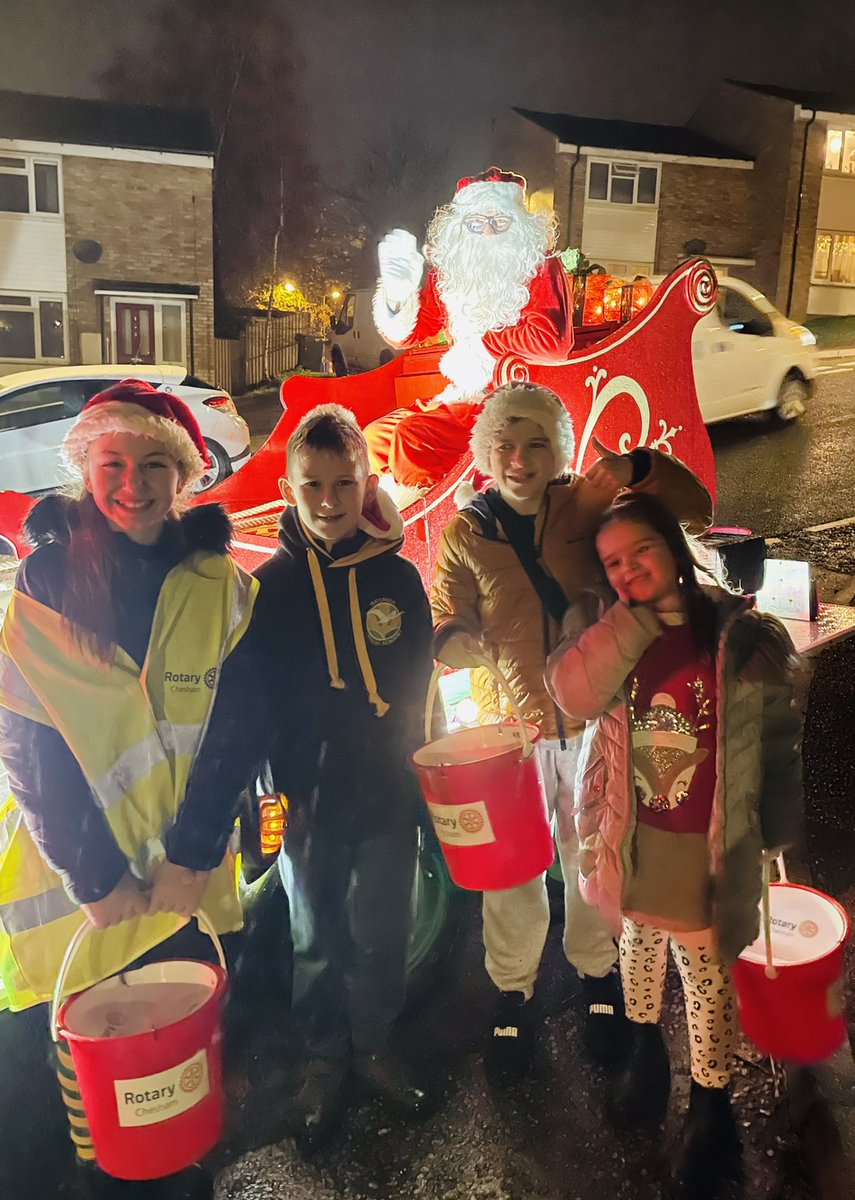 NikkiEHDawson's tweet image. Oh what a night! #santafloat @CheshamRotary @WatersidePA