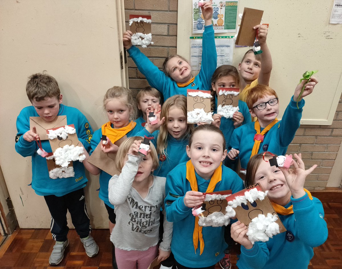 3rdwashscouts's tweet photo. It's being to look a lot like Christmas ⛄ Nothing better than jolly Santa cards and light up snowmen to get you in the Christmas mood. Well done beavers you done a fantastic job tonight! #FestiveFun #Crafts #IsItChristmasYet #SantaClaus https://t.co/KPlRlPQR3N