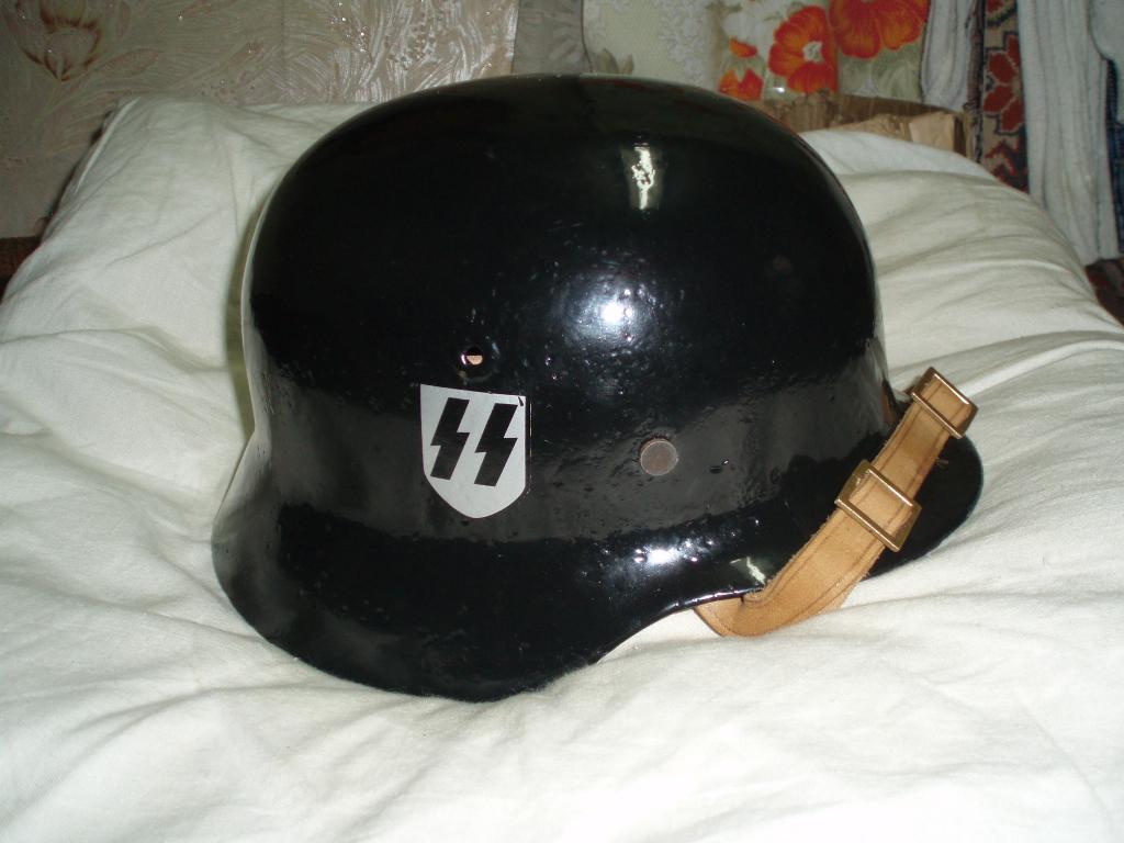 немецкая каска с молниями. черная каска сс. каска ss. German m35 ss helmet вольфенштейн. 2 молнии на шлеме.