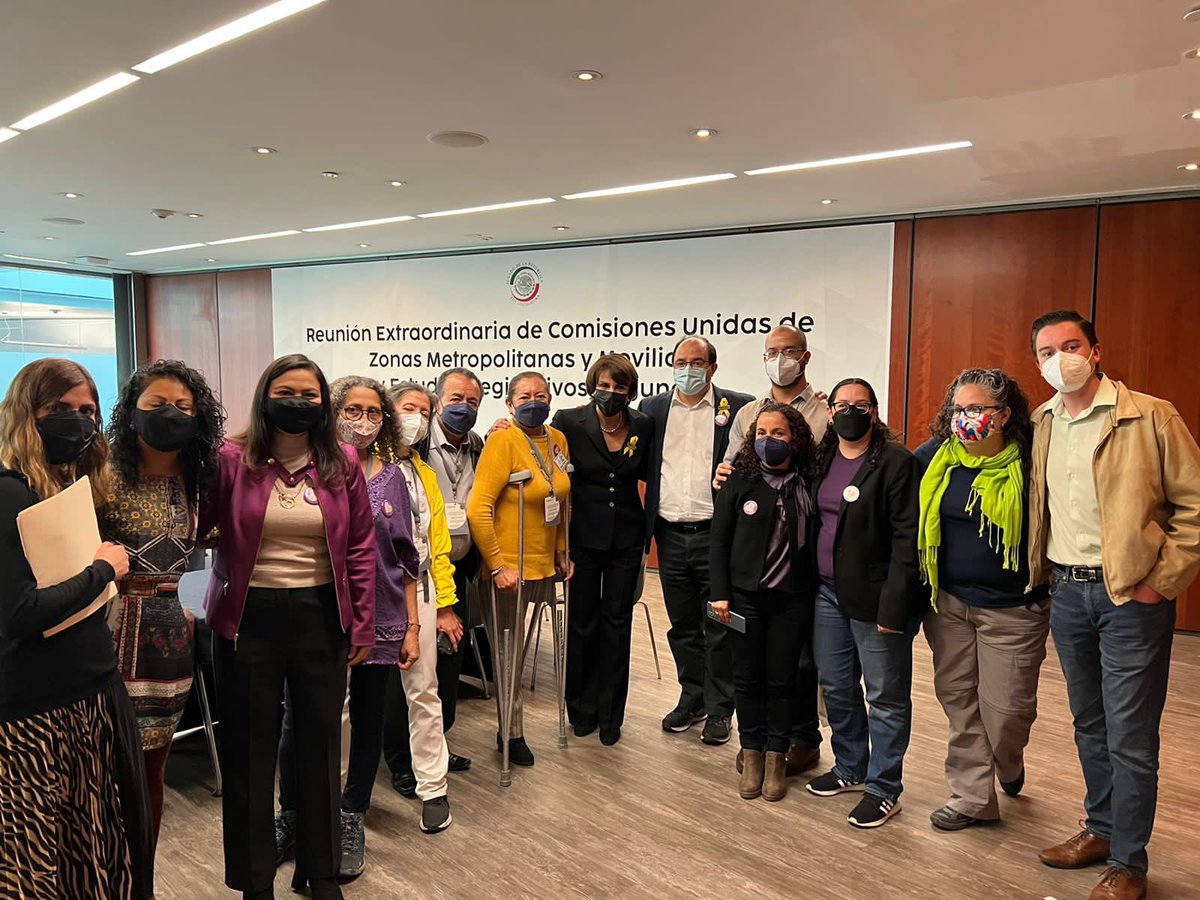 Las hacedoras de leyes: mujeres que han impulsado la #LeyMovilidadSegura y el derecho constitucional a la movilidad: Luz, Elsa, Dinorah, Alma, Alejandra, Daniela, Areli, Paola, Patricia, Esther, Cecilia, Valentina, Quetzali… Algunas no están en la foto pero sí en la historia ❤️