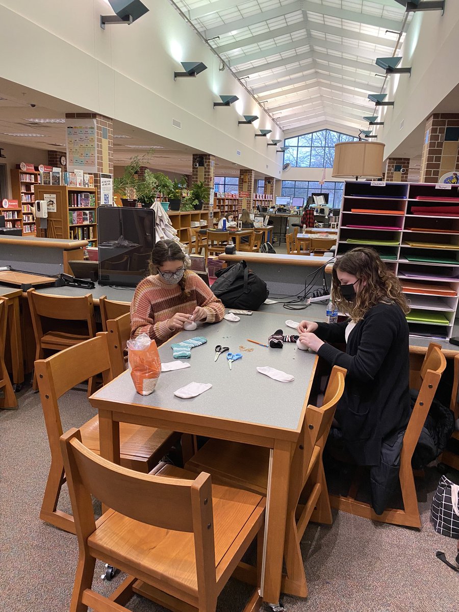 ahsbooks's tweet photo. Making Snowpeople today in the #ahslibrary #makerspace https://t.co/EV8yloT9Eo