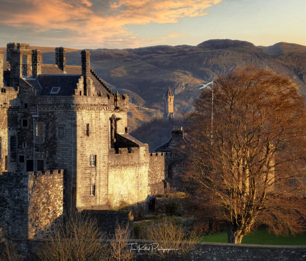 Two of the most iconic Scottish landmarks standing proud over the city of Stirling. A must-see for anyone visiting Scotland! 🏴󠁧󠁢󠁳󠁣󠁴󠁿 Photo by <a href="/TheKiltedPhoto/">The Kilted Photographer</a> 📸. #ScotlandIsCalling <a href="/VisitScotland/">VisitScotland</a>