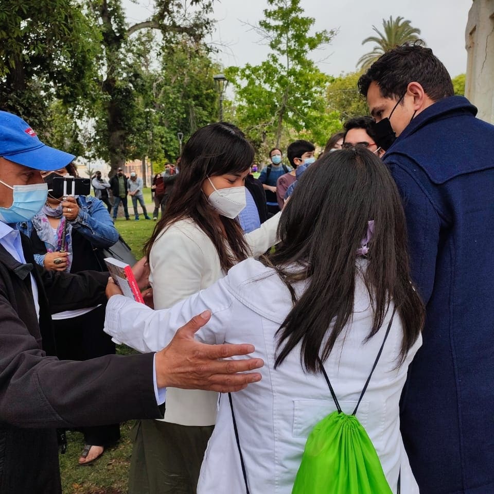 Entrega Izkia Siches del Diagnóstico conjunto desde la sociedad civil relativos al VIH/Sida y Derechos Humanos <a href="/alimanouchehri/">Ali Manouchehri</a> <a href="/jacob_LaSerena/">Roberto Jacob Jure</a> <a href="/CristobalReyes/">Cristóbal Reyes B.</a> <a href="/SeremiSalud_Coq/">Seremi Salud Coquimbo</a> <a href="/ongsavia/">Fundación Savia</a> <a href="/PlasocV/">Plasoc_vihsida</a> <a href="/ministeriosalud/">Ministerio de Salud</a> <a href="/izkia/">Izkia Siches Pastén</a>