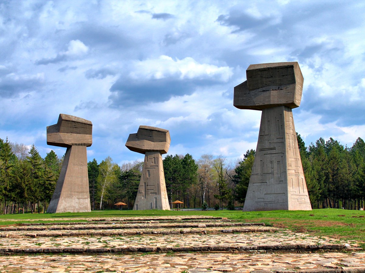 fussballgeekz's tweet photo. #Bubanj Memorial Park, #Nis, #Serbia/Former #Yugoslavia - Socialist in design, Ivan Sabolic's 'Three Fists' monoliths were erected in 1963 to commemorate the lives of 12,000 #Serbians mass exterminated by the Nazis between 1942-1944 in #Nis. @ColdWarPod @Coldwar_Steve https://t.co/ISl9GZI10S