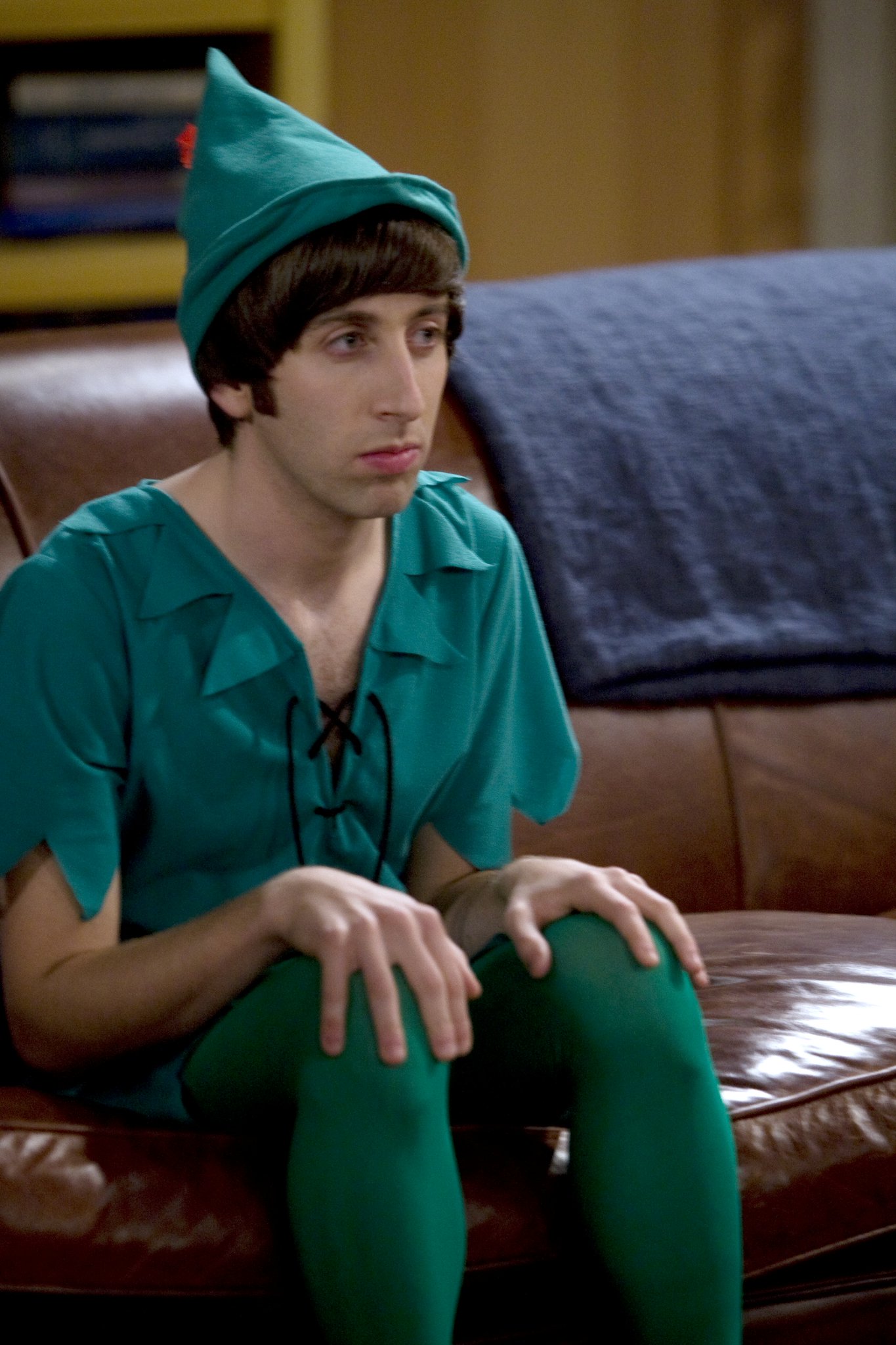 Happy Birthday to this elf on a s h e l f couch, Simon Helberg! 