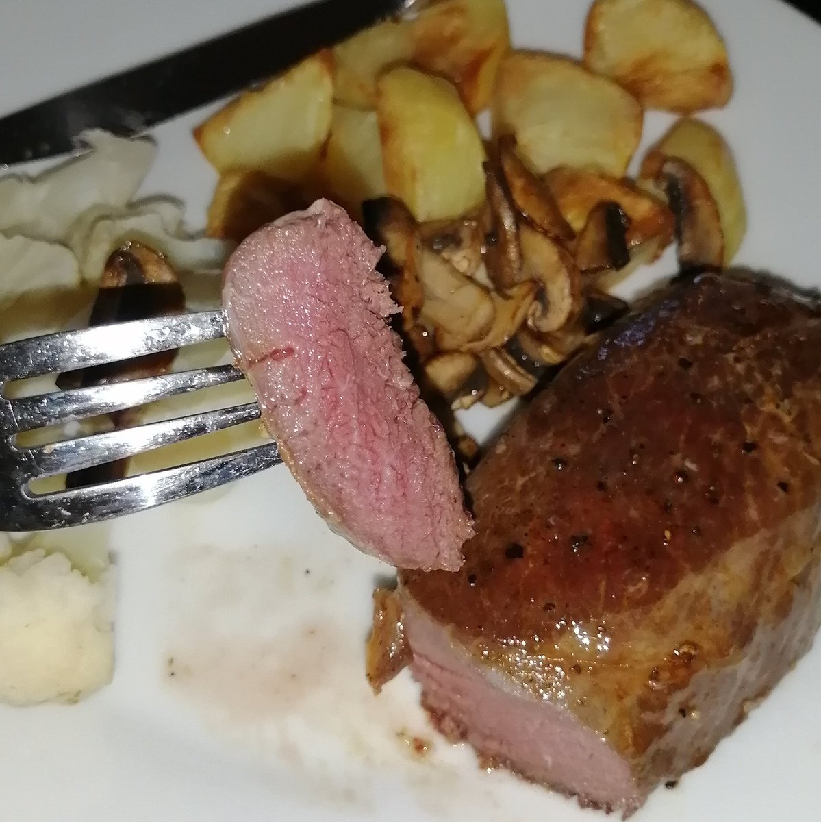 Not going to lie, pretty pleased with that venison steak. Did the Gordon Ramsay thing with the plate and the oil and the salt and pepper, then fried 4 mins on one side and 2 on the other. https://t.co/1usYDJ0kAh