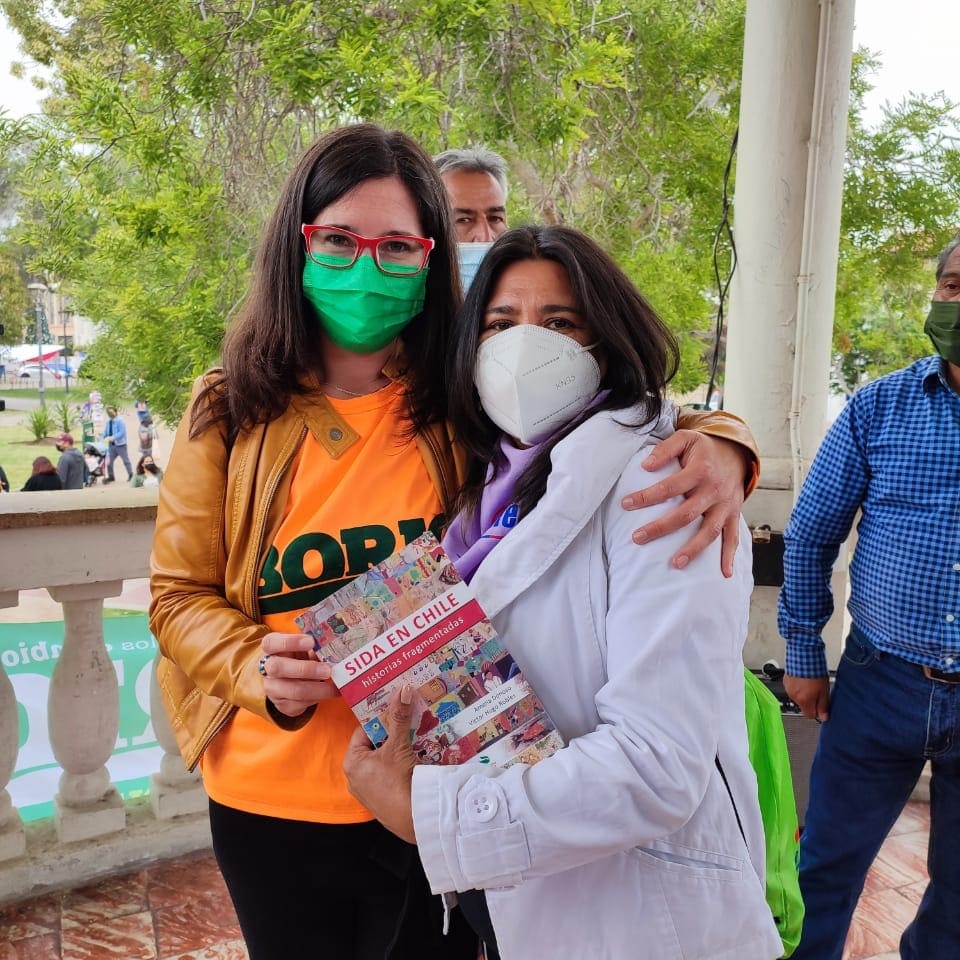 Nuestra #CC2021  entregando primer Diagnóstico de VIH/Sida 2015 y libro SIDA en Chile, Historias Fragmentadas Diputada Carolina Temlo <a href="/ongsavia/">Fundación Savia</a> <a href="/SeremiSalud_Coq/">Seremi Salud Coquimbo</a> <a href="/alimanouchehri/">Ali Manouchehri</a> <a href="/jacob_LaSerena/">Roberto Jacob Jure</a> <a href="/PlasocV/">Plasoc_vihsida</a> <a href="/CorresponsalVIH/">Corresponsales Clave</a> <a href="/AbogadaTello/">Carolina Tello Diputada D5</a>