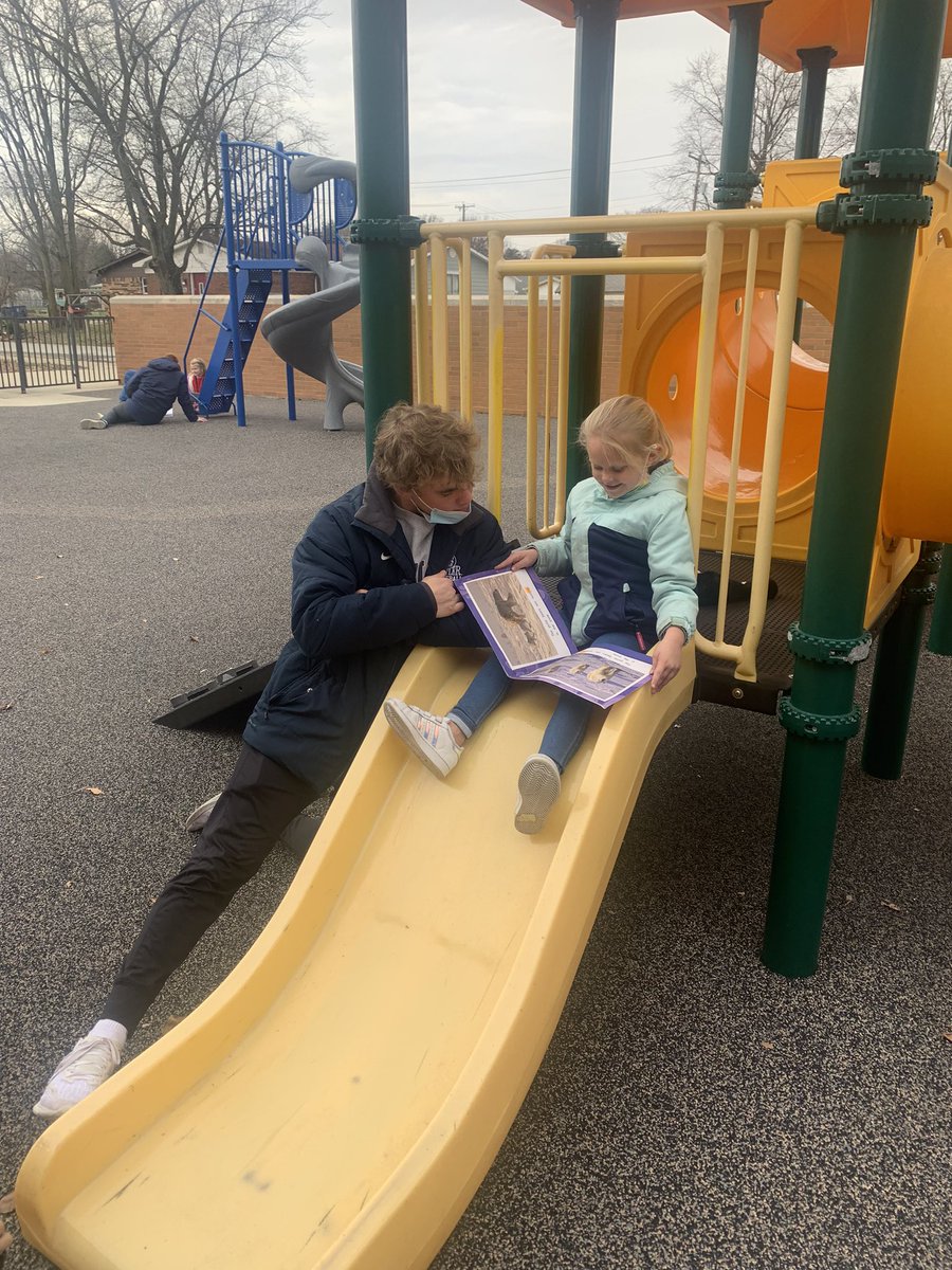 ButlerUBaseball's tweet photo. The boys went over to Stony Creek Elementary in Noblesville to hang out and read today! 📚

#ButlerWay https://t.co/EFHu9gBbks