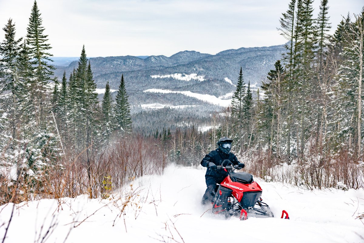 Chasing snow - We went on a journey to find the first ridable snowfall in Mont-Valin, Saguenay, Quebec. Being a microclimate, this sector receives fresh powder early and we couldn't resist ourselves.
