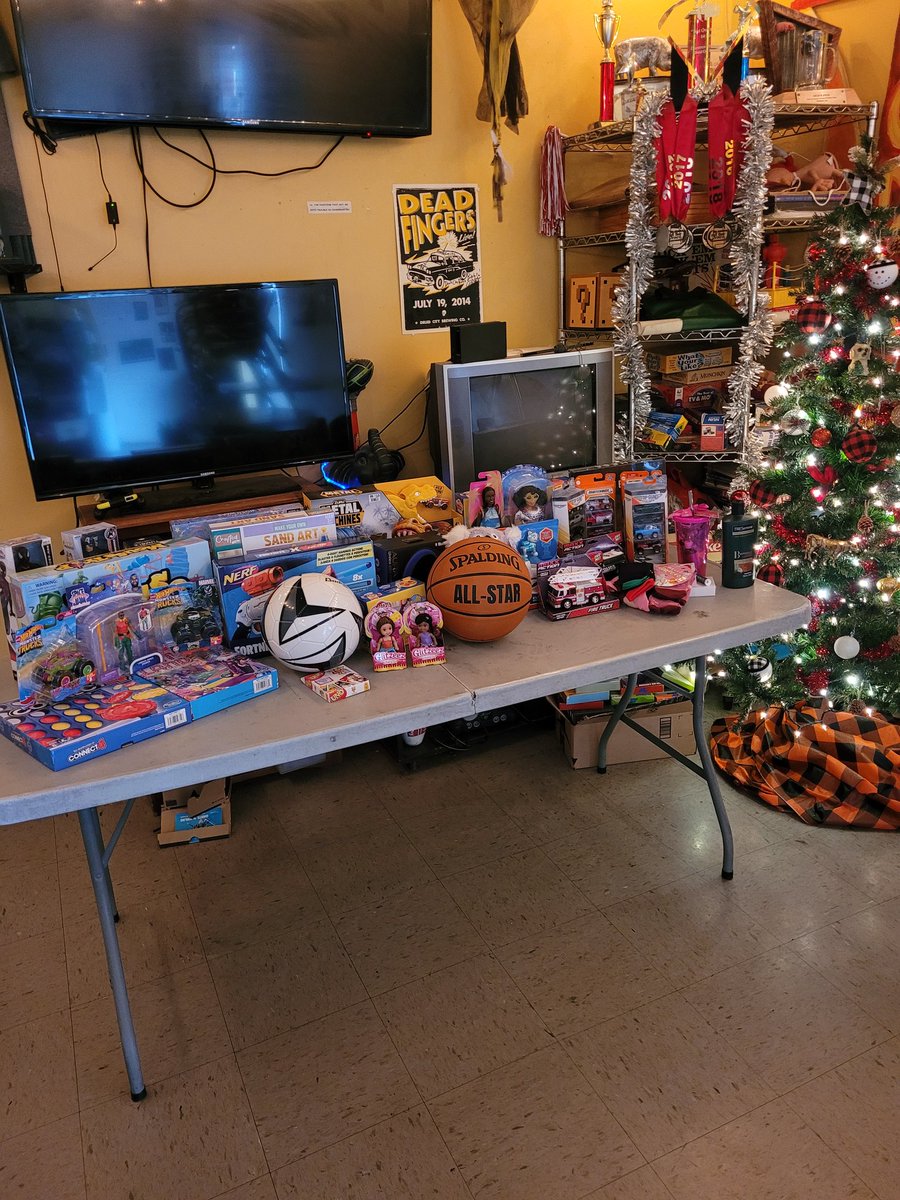 DruidCityBrew's tweet image. Hey y'all tonight is the drop off for toys and toiletries to benefit Turning Point domestic violence shelter . At Druid City Brewing.  Drop off some toys and get a free pint glass and help make X-mas a little brighter. Hugs and High fives!! off to a good start, be a part of joy!