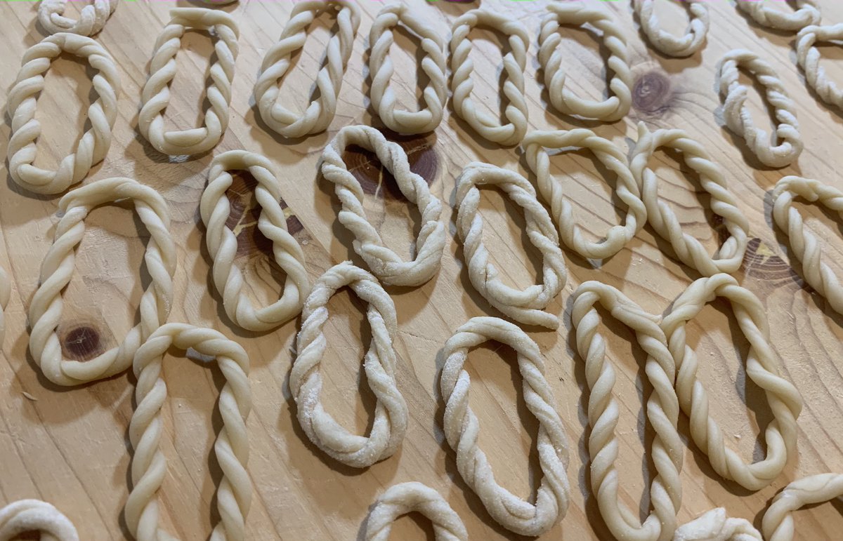 ScuolaDiPasta's tweet photo. Laboratorio di preparazione di #sebadas e #lorighittas a cura di @ScuolaDiPasta e @Isolachevorrei #Cagliari sabato 18 dicembre 2021 ore 16:00. Prenotazione obbligatoria entro le 20:00 del 16 dicembre. Informazioni e prenotazioni: info@isolachevorrei.com
https://t.co/QWFjweMPKP https://t.co/kNa5FXIjkU