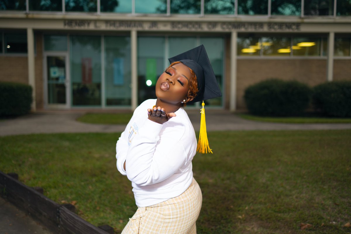 ___xxtj's tweet image. Success is never a straight road, but once you get to where you want to be the journey is worth it🎓✨ #blackwomenintech