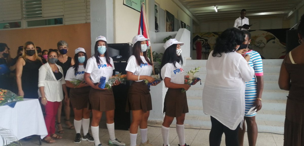 RaulSamon's tweet photo. La FEEM rinde merecido reconocimiento a sus Educadores  de Preuniversitario y ETP por toda la entrega en su formación. Felicidades educadores. #CubaVive @elsa_ena @CubaMined @dpestgo @dmesantiago2019 @Marlen31443761 https://t.co/1aEE9Lyolr