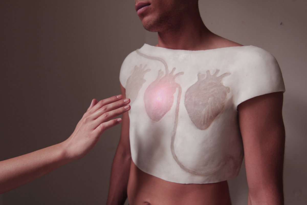 A "shirt for heart" is one of my works about man and technology ... the possibilities of art are endless ❤️
#ludovicamundsen 
.LovelyToSeeYou. 
#ntf #digitalwork #cryptoart #ntfs #NFTcommunity #art #contemporaryart #digitalart #visualart